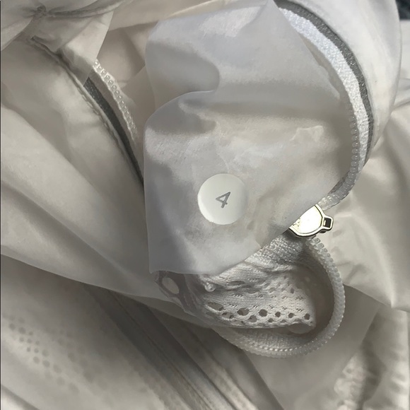 Lululemon Run Wild Jacket White size 4 NWOT. - Picture 8 of 10